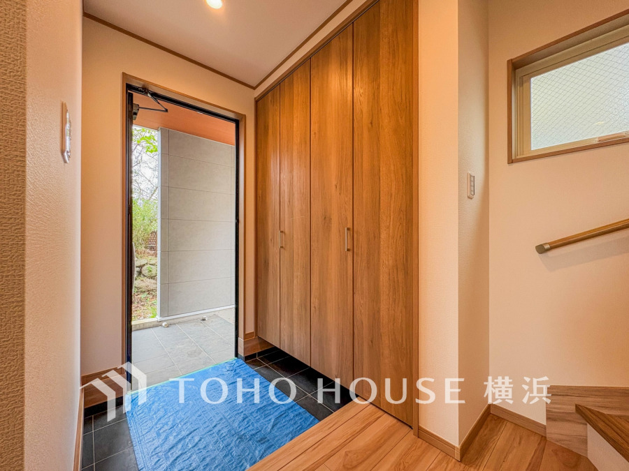 居住者の帰り、訪れる方を優しく迎え、やすらぎに満ちた生活空間を予感させる。健やかな暮らしを楽しめそう。