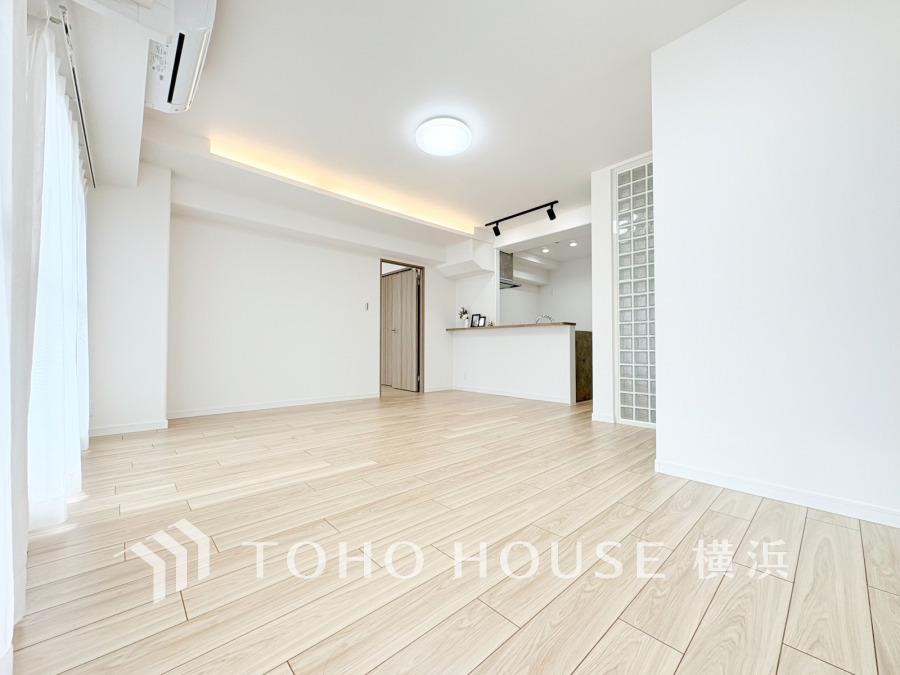 広々としたリビングダイニングは、シックでモダンな内装。落ち着いた雰囲気に包まれて、伸びやかな空間の中で、ゆったりと家族団らんのひとときを過ごせます。