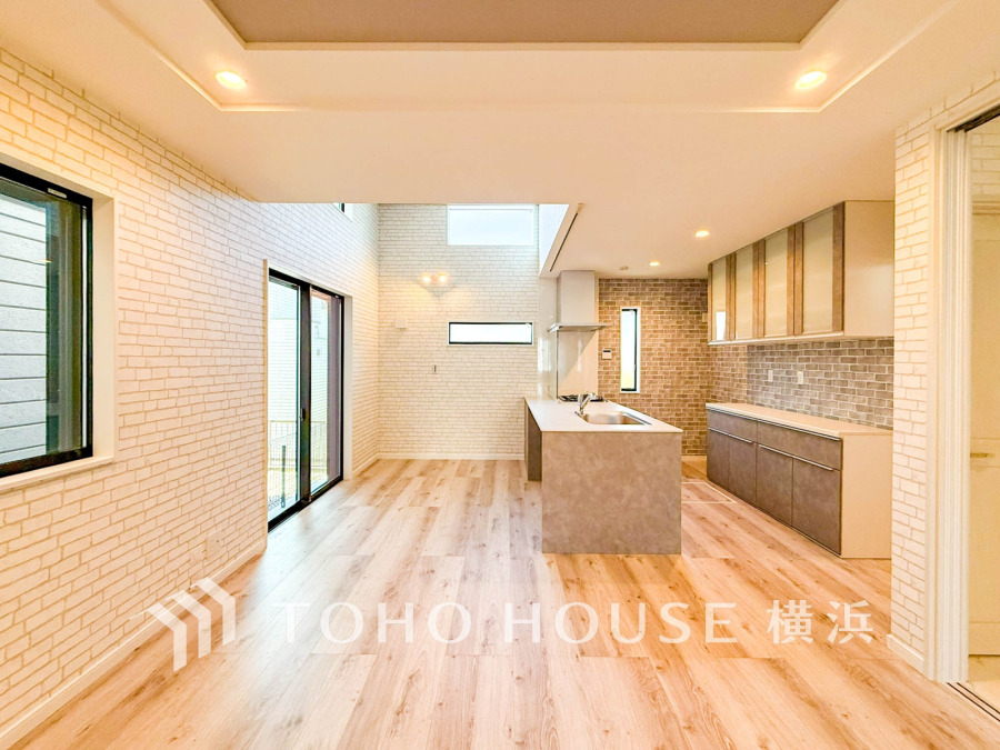 家族と過ごすひと時を溢れる光が優しく包み込むリビングダイニング。家族とともに、心穏やかに過ごすひととき。家族との時間、自分の時間を大切にできる空間がここにあります。