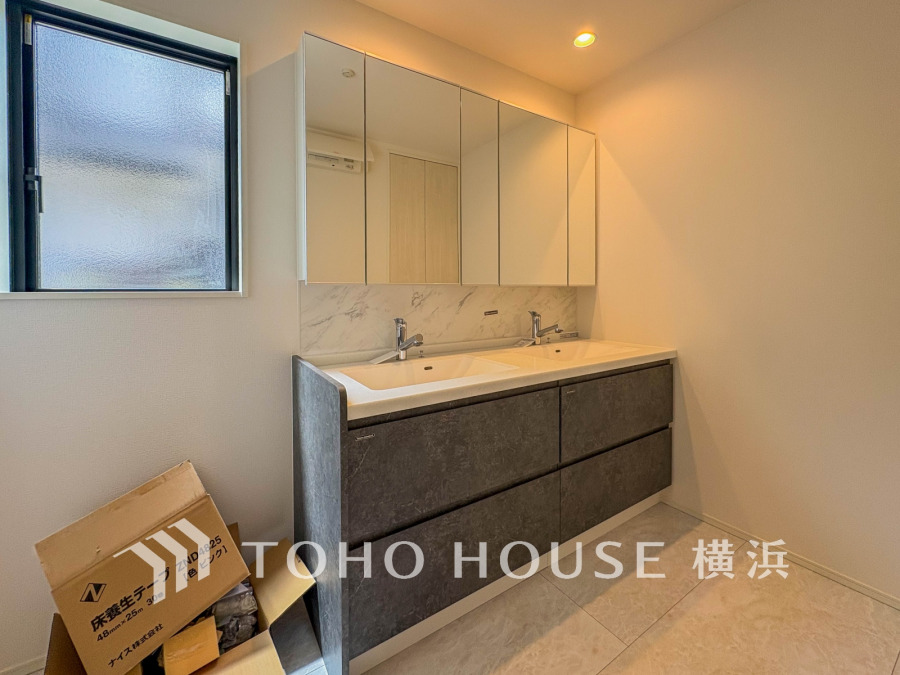 十分な大きさの洗面台は、身だしなみチェックや歯磨きなど、朝の慌ただしい時間でも余裕とゆとりを感じて頂けます。