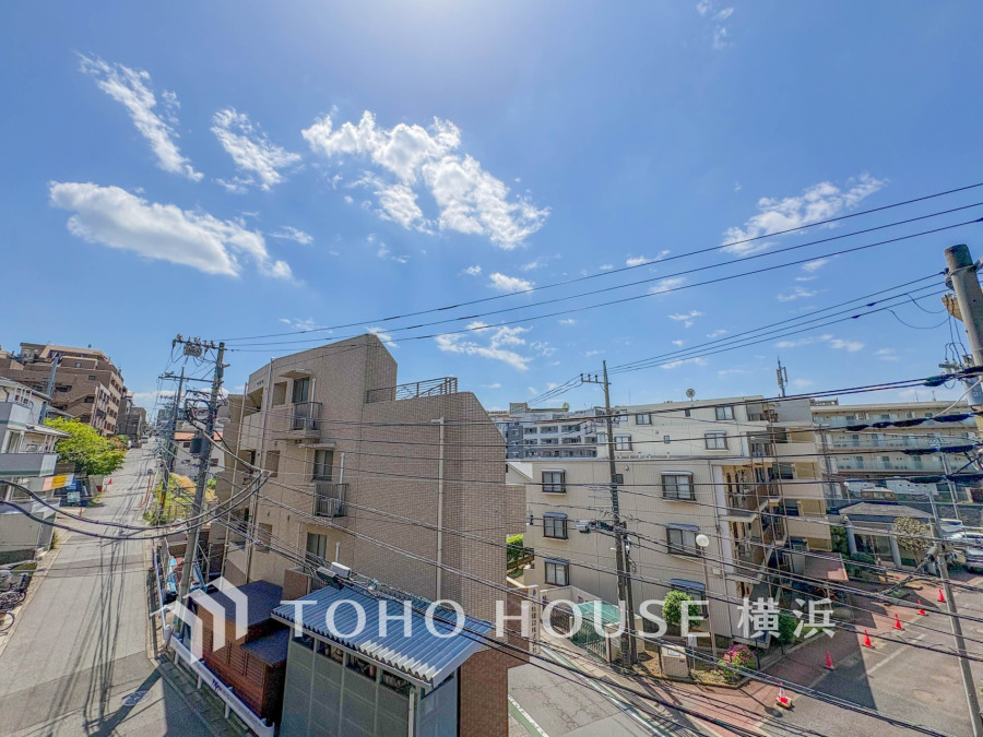青空が広がる閑静な住宅街。周辺はマンションや戸建てが立ち並び、落ち着いた住環境が魅力です。