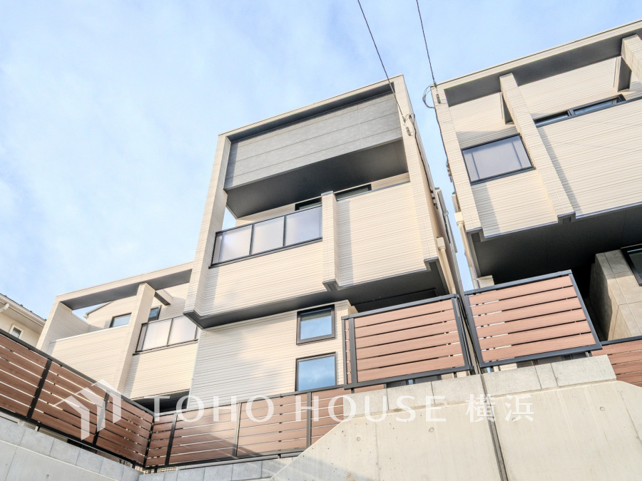 ふりそそぐ陽射しと開放的な空間形成。青空を背景に更なる美しさを醸す佇まい。暖かな陽光と爽やかな風がハーモニーを奏でる上質な空間を愉しむ暮らしがここにある。