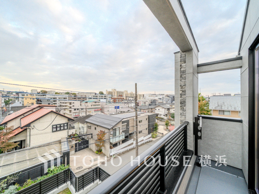 心地よい風と光を感じる開放感あふれるバルコニーからは穏やかな街並みを一望できます。