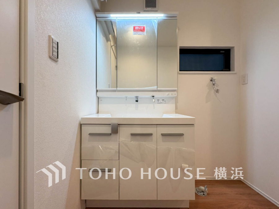 脱衣スペースを含む空間はゆとりの広さを設け、一日の始まりと終わりを心地よく演出してくれるように、たっぷりと窓からの光が入る明るいパウダールームになっています。