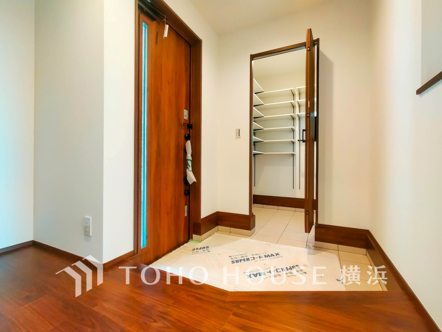 収納力の豊富なシューズインクローゼットを設置した玄関スペース。