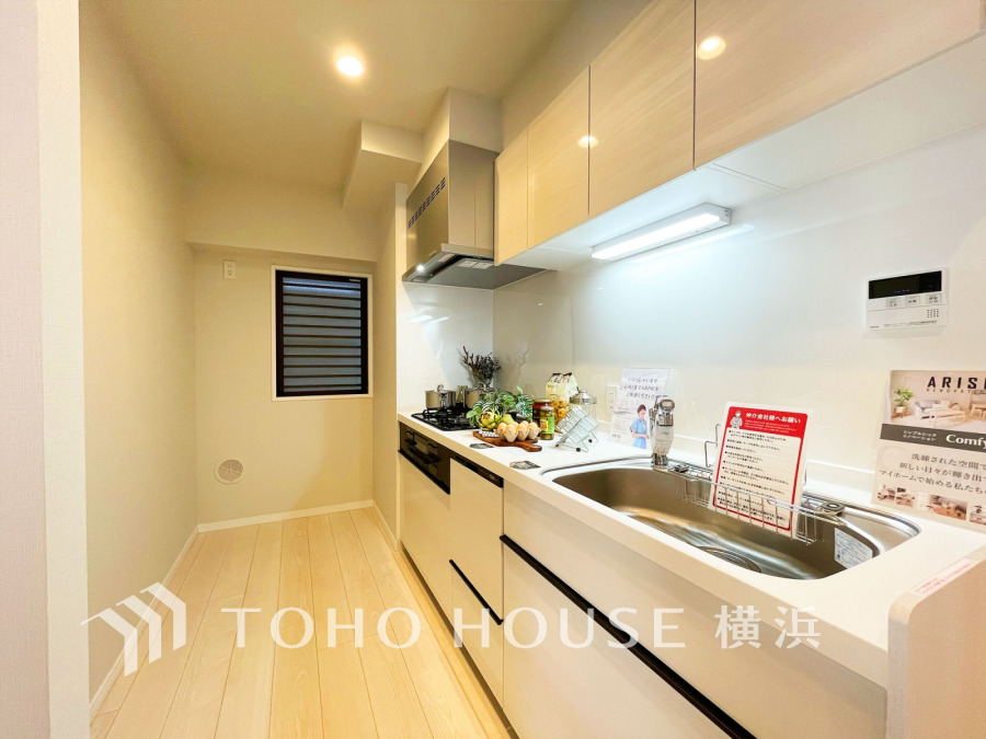 シンプルでありながら、清潔感のあるホワイトを基調としたキッチン空間。ゆったりとした広さの半独立型で、センスの良さや機能性はもちろんのこと、リビングとの一体感も大切に過ごせる空間に仕上げました。