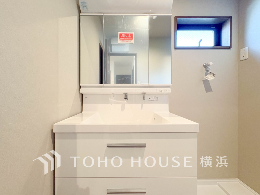 十分な大きさの洗面台は収納もさる事ながら、身だしなみチェックや歯磨きなど、朝の慌ただしい時間でもホテルライクなスペースで余裕とゆとりを感じて頂けます。