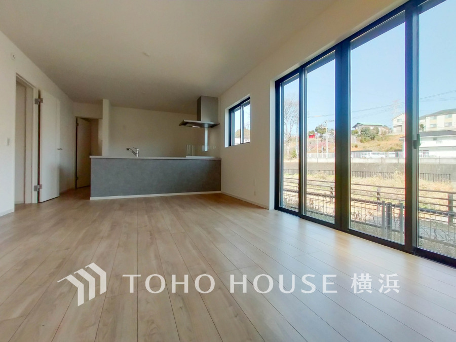 家族の集うLDKは広々23帖。広く取られた窓からたっぷりと光が入る明るい空間です。
