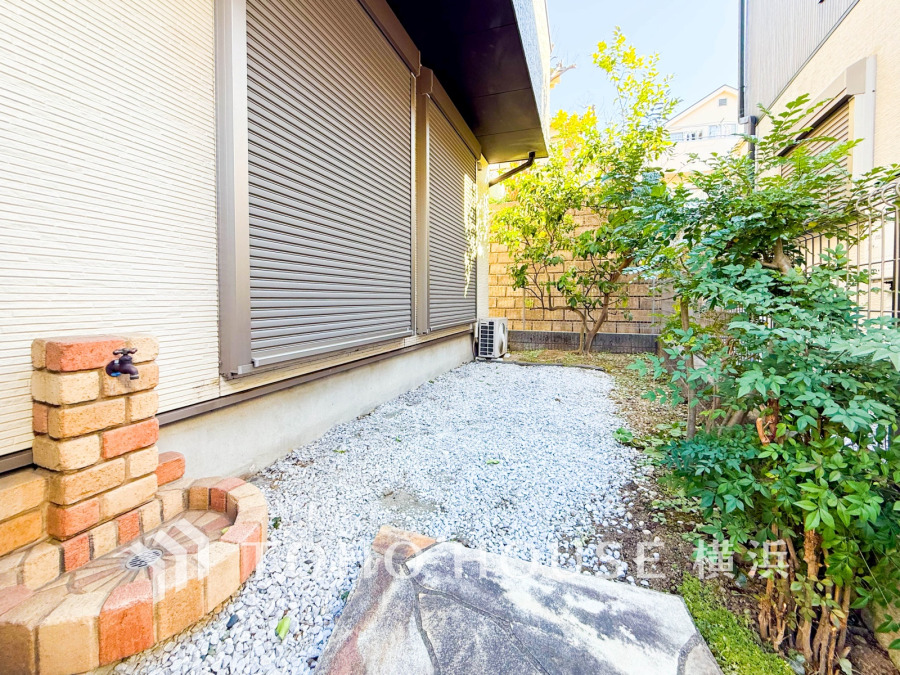 シンボルツリーを愛でる暮らし。プライベート感のあるゆったりとしたお庭で、土に触れ太陽を感じる時間。健やかな毎日をここから。