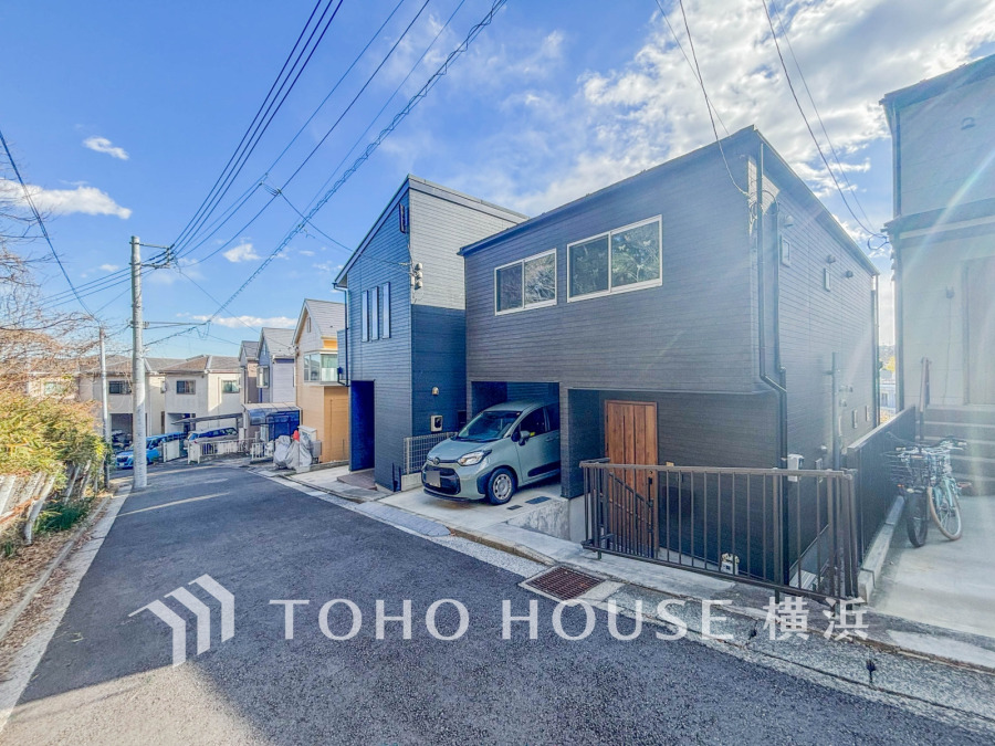 季節感を演出する多彩な樹木と豊かな彩りが重なり、四季折々の変化を楽しめる心地よい場所となりそうなロケーションです。時間の経過と共に味わいが出る素敵な時間を楽しんでください。