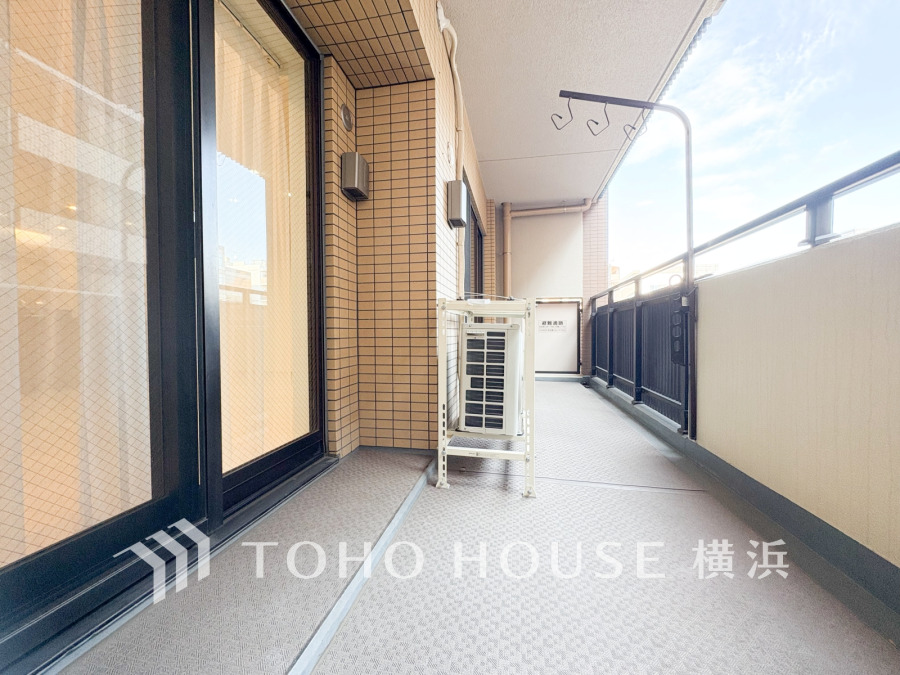 陽当り良好なバルコニーは開放的な空間を演出しながら、プライベート性も確保された空間です。
