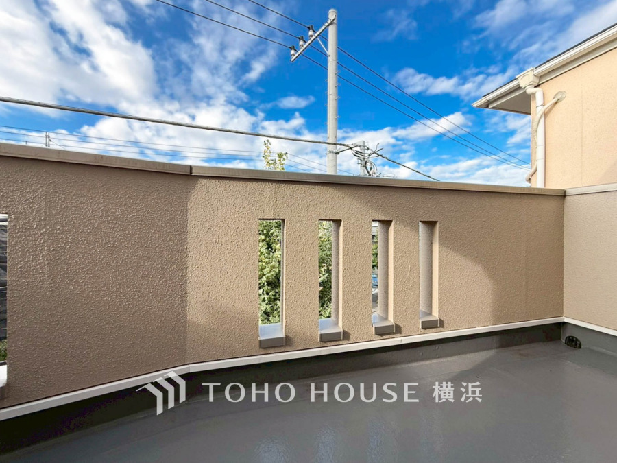 広いバルコニーから、暮らしの中での光と風を演出してくれています。見事なまでの開放的な空間をお楽しみください