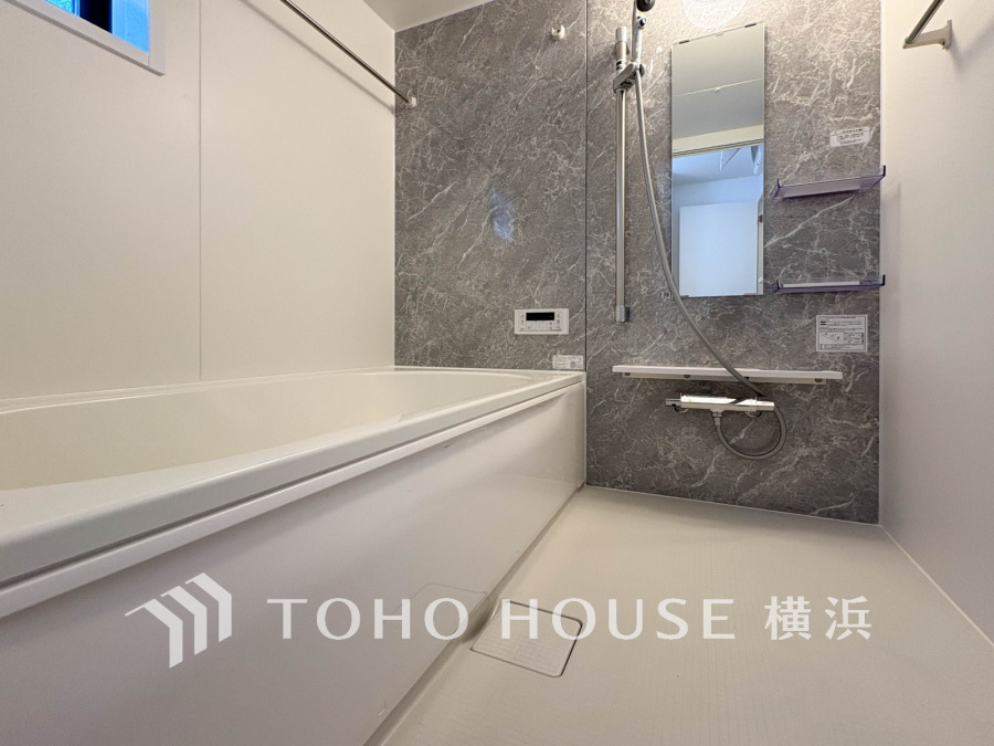 ゆったりとした大き目の浴槽が嬉しい。毎日の疲れを取る癒しの場所だからこそこだわった空間です。リラックスできる優しいカラーで、時を忘れるほどのんびりできる空間に。