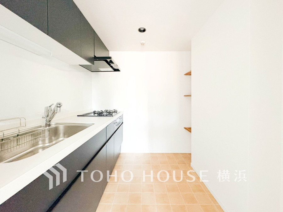 作業に集中しやすい独立型のキッチン。大型の冷蔵庫やカップボードを配置しても充分な広さを確保しております。
