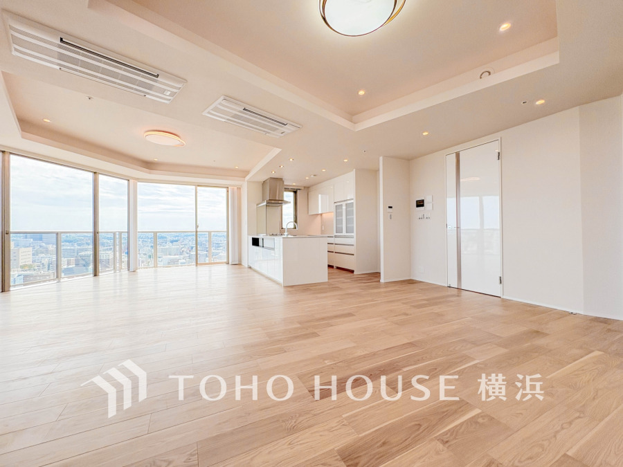 広々としたリビング・ダイニングは、光が広がるシンプルさがお洒落な内装。落ち着いた雰囲気に包まれて、伸びやかな空間のなかで、ゆったりと家族団らんのひとときを過ごせます。