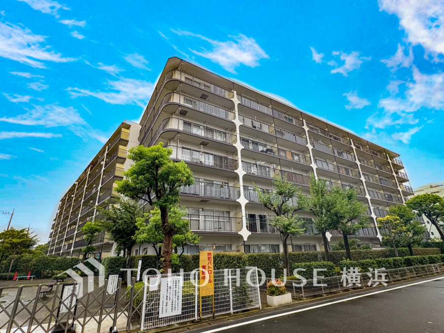 穏やかな風と陽光を導き、プライバシーに配慮された設計プランを採用し、居住性を一段と心地よいものにしています。周辺環境とのコラボレーションにより明るく開放的な空間を演出。
