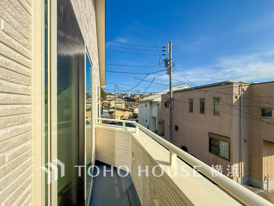 広いバルコニーは、暮らしの中での光と風を演出してくれています。見事なまでの開放的な空間をお楽しみください。