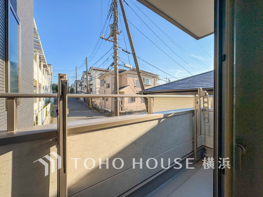 暮らしの中で光と風を演出してくれるバルコニー、見事なまでの開放的な空間を演出しながら、プライベート性も確保された空間は我が家の自慢です。