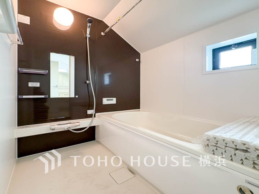 上質が感じられる質感とカラーリングで、清潔な空間美を実現。一日の疲れが癒される優雅なバスタイムを堪能できるゆとりあるバスルームです。