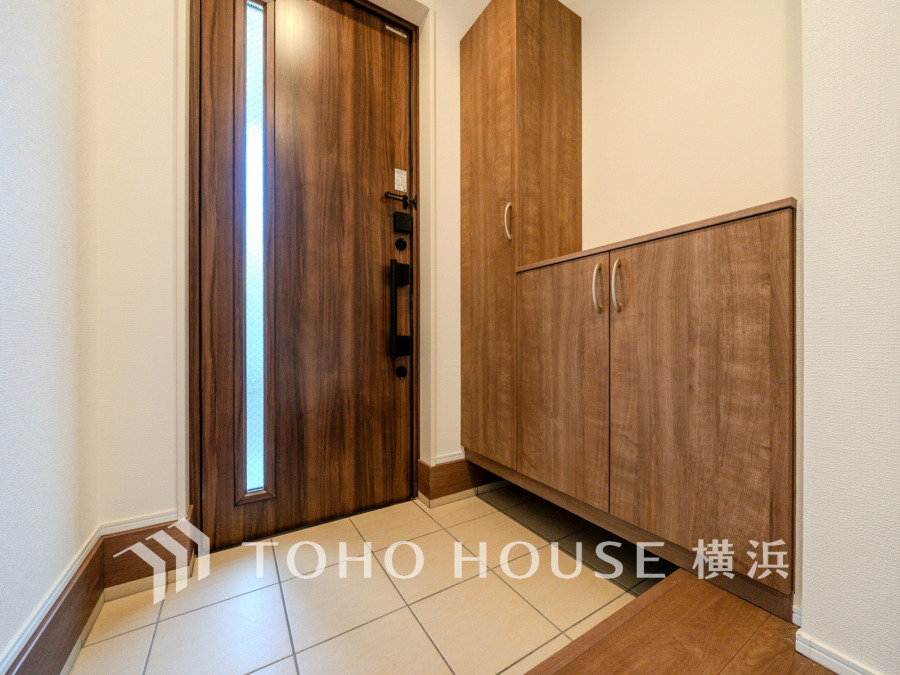 収納力豊富なシューズボックスを設置した玄関スペース。木目調で統一された空間は柔らかく暖かな印象です。
