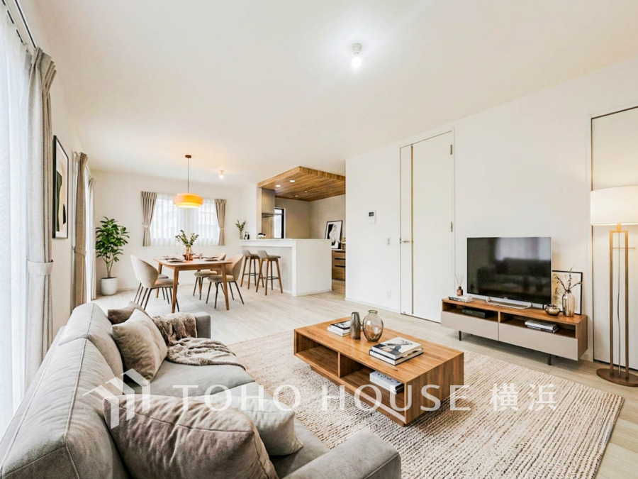 上質な時間を育む暮らしのメインステージ。寛ぎとコミュニケーションを育む居心地のよい場所。ここで楽しむ家族の時間が絆をより深めてくれそうです。（家具・装飾品はAI加工）