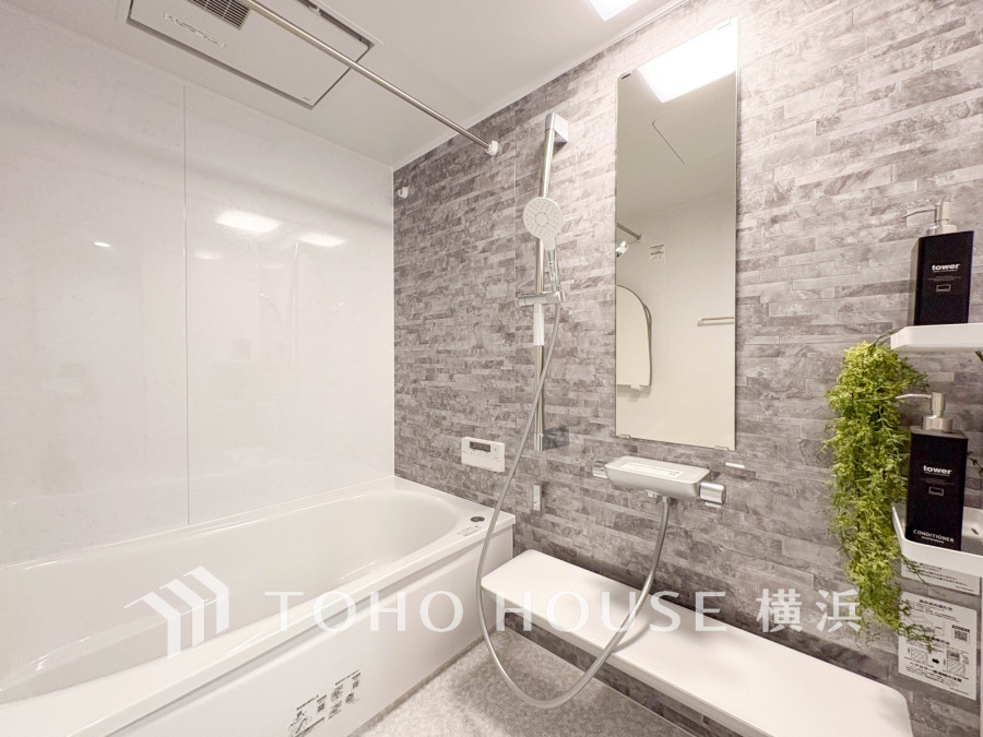 心地よいリラックスを叶える清潔感溢れる美しい空間。快適で機能的なバスルームです。
