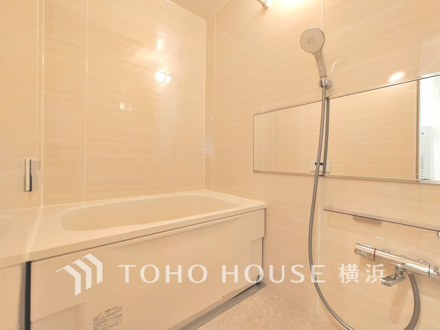 1日の疲れを取り心身を癒すことができる住まいの中のリラクゼーション空間、バスルーム。心からゆったりと寛いでいただけるよう、柔らかな色合いで仕上げています。