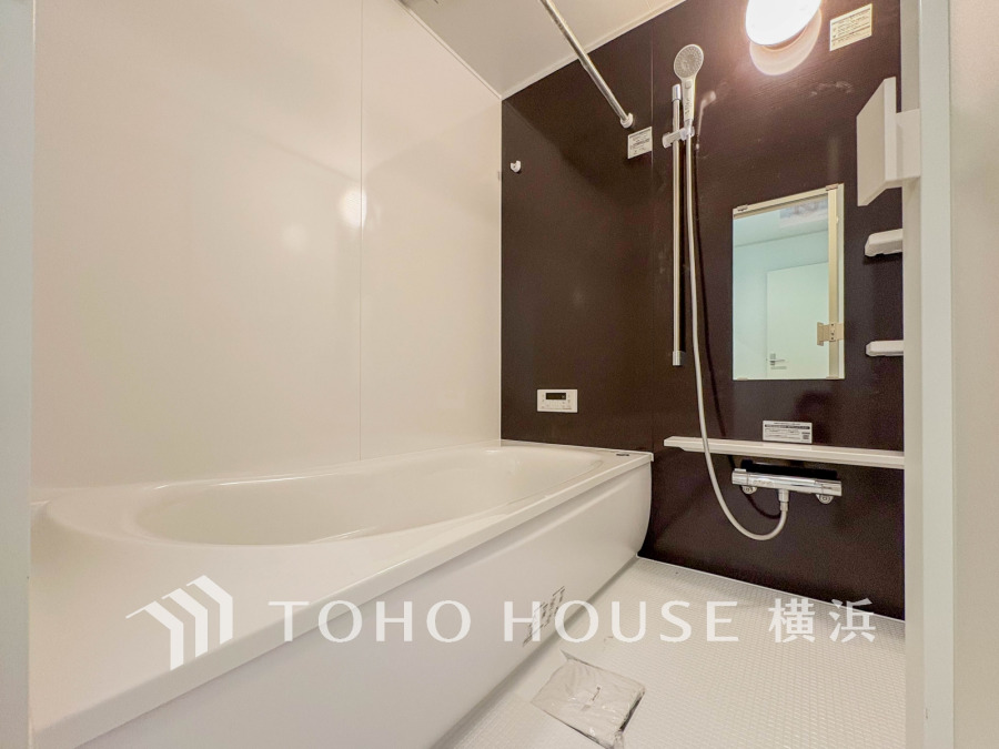 心地よいリラックスを叶える清潔感溢れる美しい空間。快適で機能的なバスルームです。
