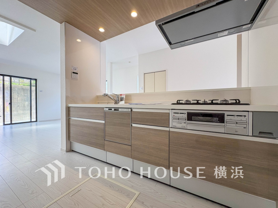 内装の主役でもあり、日常活躍する重要な水回りでもあるからこそ機能性・デザイン性に力を入れております。お手入れのしやすいシステムキッチンを採用しております。