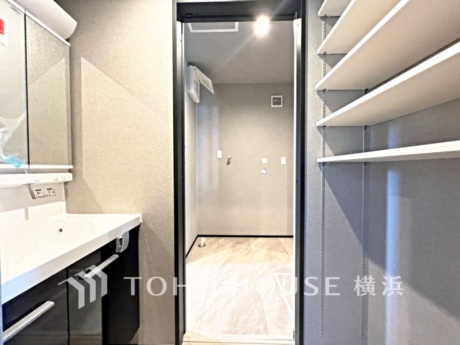 ご家族の1日が始まり、1日の終わりを締めくくる洗面空間。快適に過ごせることはもちろん、気品や優雅さを兼ね備えたパウダールームです。