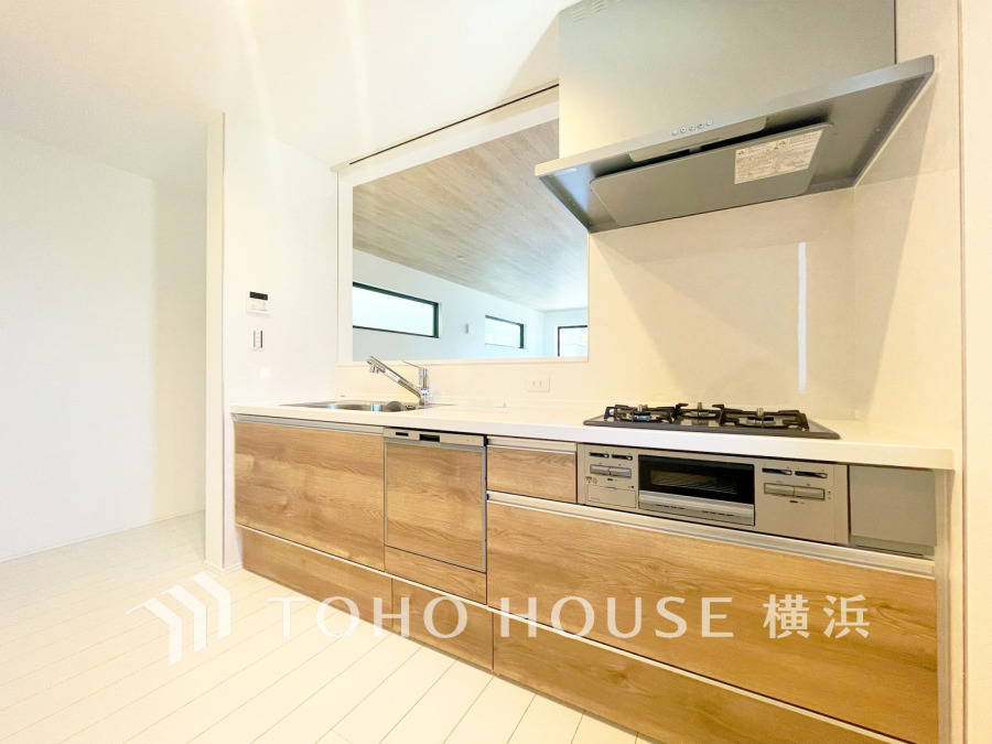 広く取られた対面キッチンは、リビングで寛ぐご家族と会話をしながらお料理が出来ます。高級感のあるカラーで空間をより上質な雰囲気にした、清潔感のあるデザインです。