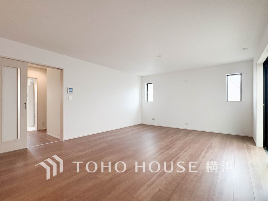 広々としたリビングダイニングは、シックでモダンな内装。落ち着いた雰囲気に包まれて、伸びやかな空間の中で、ゆったりと家族団らんのひとときを過ごせます。