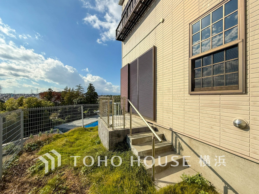 毎日の暮らしの中に癒しを与えてくれるお庭スペース。小さなお子様の遊び場にもちょうど良い空間です。ガーデニングで色とりどりの草花を綺麗に飾ればより一層華やかな空間になります。