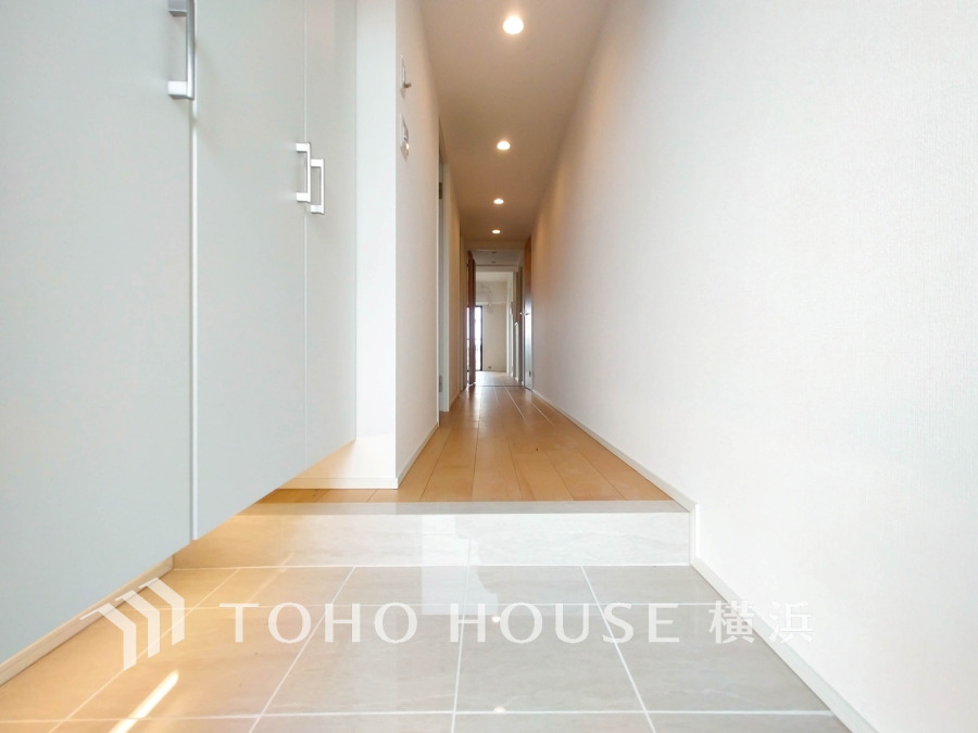 上質感漂う玄関と廊下。居住者の帰り、訪れる方を優しく迎える・安らぎに満ちた生活空間を予感させる。健やかな暮らしを楽しめることでしょう。