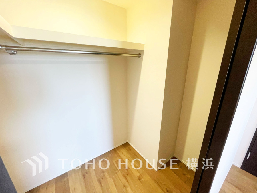 ひと目で収納物を確認できるウォークインクローゼットは、ゆとりの広さを備えた大型収納。数多くの衣類に加え、足元には引出しや衣装箱、シューズボックスなども収納することができます。