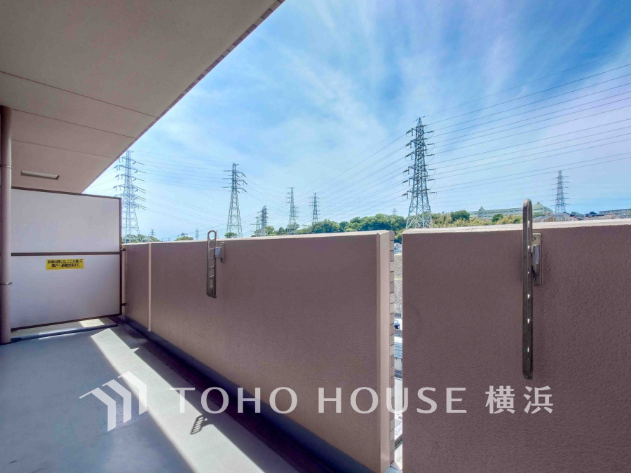 ずっと太陽を感じる事ができるのは、遮るものが視界に無いから。彼方に広がる風景が絵画のように広がります。