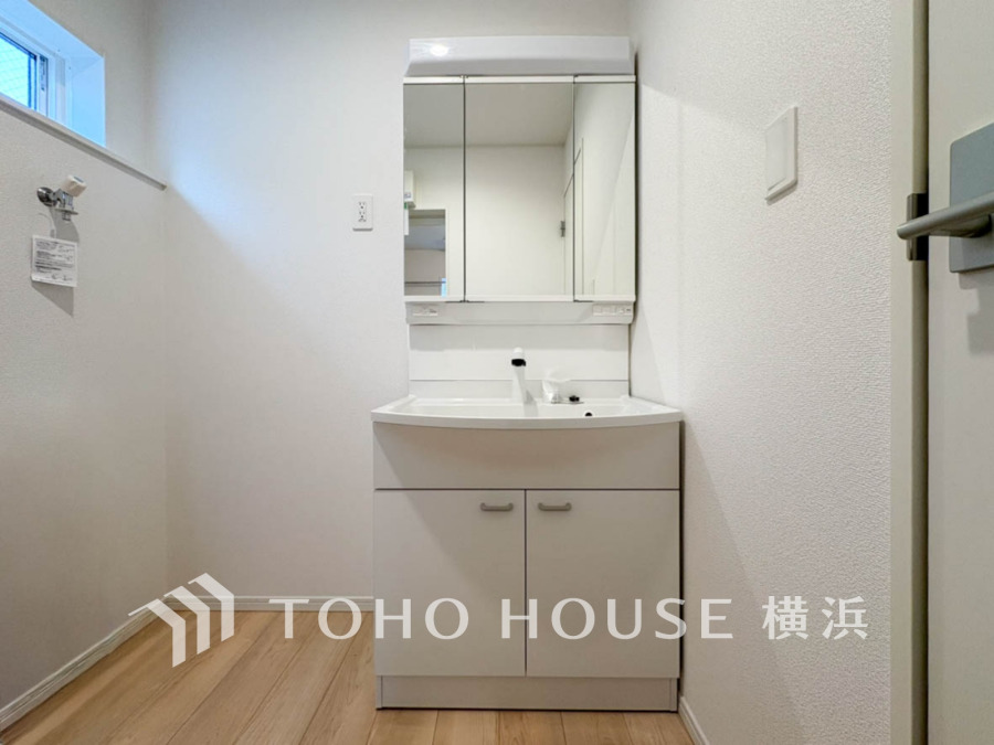 洗面台には三面鏡を採用。身だしなみを整えやすい事はもちろんですが、鏡の後ろに収納スペースを設ける事により、散らかりやすい洗面スペースをすっきりさせる事が出来るのも嬉しいですね。