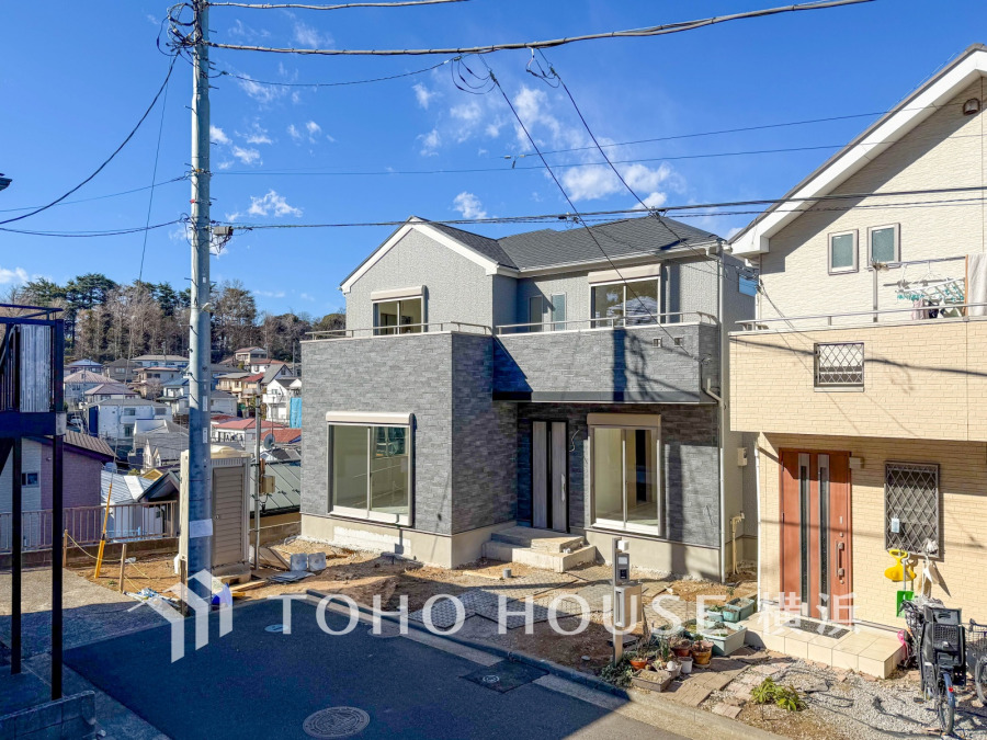 陽当たり良好な新築住宅。広いバルコニーと開放的な窓で明るく快適な住まいです。