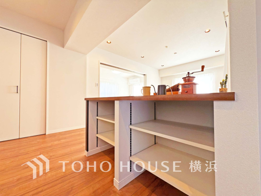 スタイリッシュなキッチンには、お料理の受け渡しなどにも便利なカウンターを設置。リビングも見渡せるので、お子様を安心して遊ばせながら家事ができ、リビング学習をするお子様にも声がかけやすい自然な距離感。