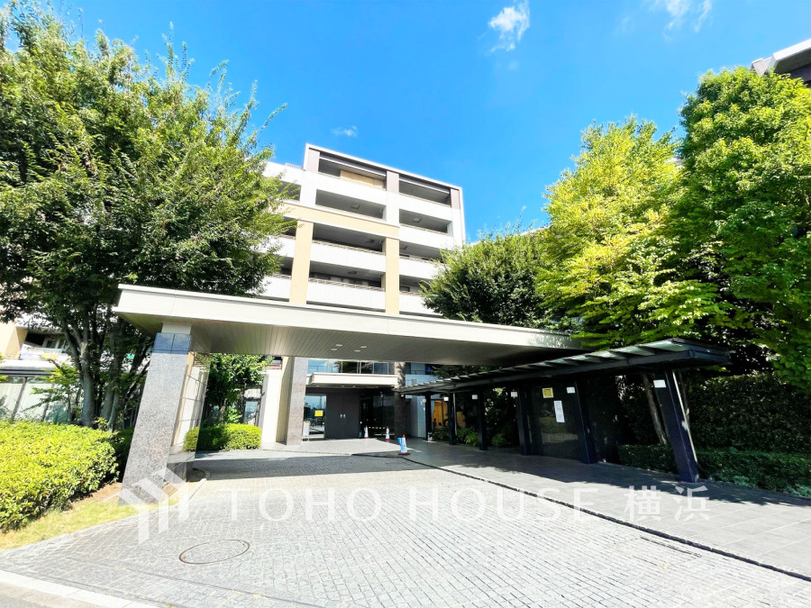 敷地内は手入れの行き届いた植栽や美しくデザインされたエクステリアで演出された緑豊かな空間です。
