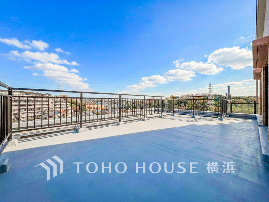 空が広がる屋上テラス、プライベート性の高い空間を楽しむと同時に朝焼けや星空を見ることで癒しを得ることが出来ます。