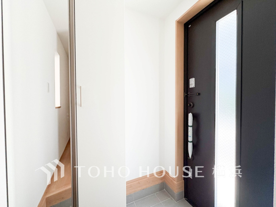 清潔感溢れる玄関がお出迎えする本邸宅の物語は、ここから始まる日常を期待させます。この場所には「希望」と「優越」で包み込んでくれる「特別」な空間があります