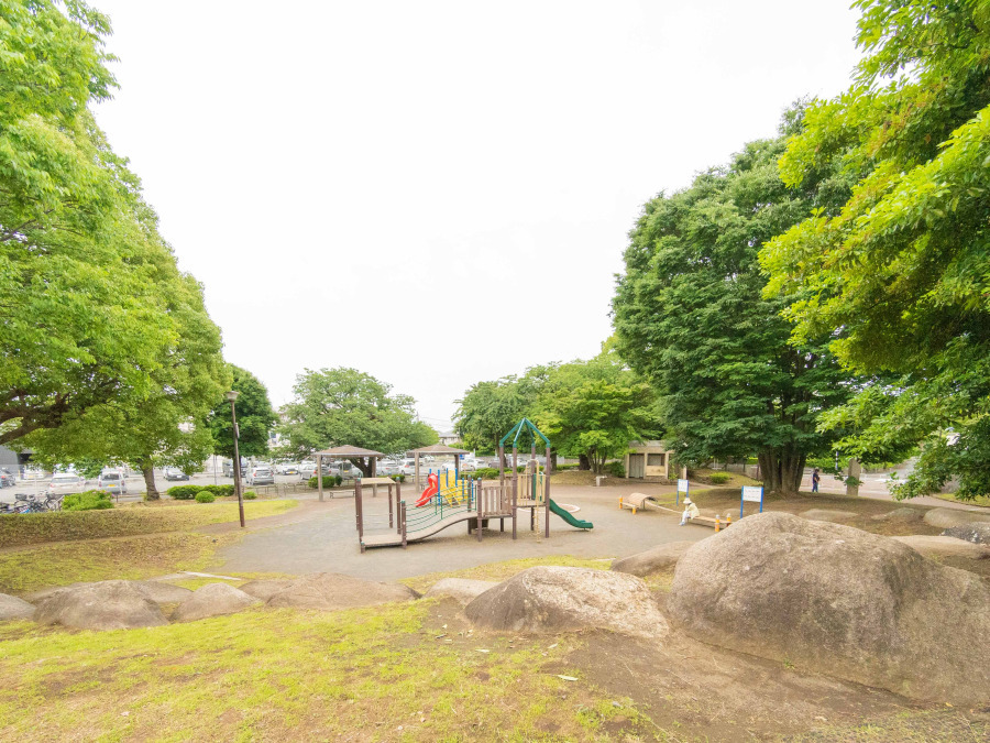 緑豊かな環境に囲まれた広々とした公園。子どもが遊べる遊具と憩いのスペースが充実しています。