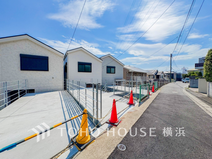 明るい陽光が降り注ぐ、新しい街並みが広がる現地外観です。家族の成長を見守る、心地よい暮らしがここから始まります。