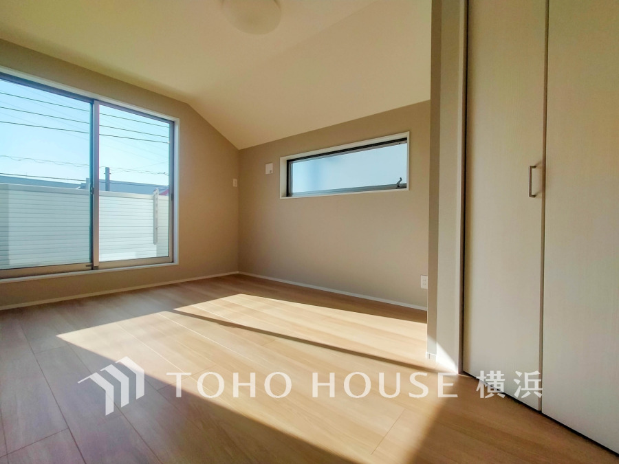 バルコニーに面した明るい洋室。穏やかな陽射しが、ゆったりとした寛ぎの時間を包みます。
