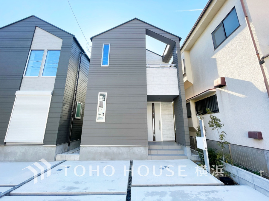 時代の流れに惑わされないシックなカラートーンで街並みに溶け込む外観は、主張し過ぎず、また平凡になり過ぎず絶妙なコントラストで輝きを放ちます。