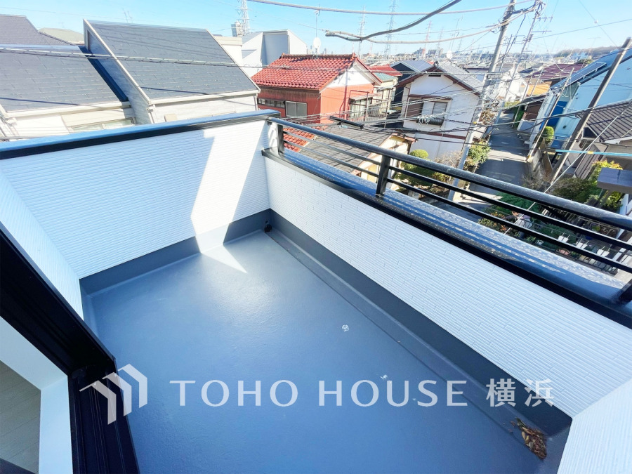 バルコニーは開放的な空間を演出しながら、プライベート性も確保された空間です。
