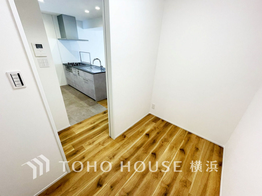 納戸として、または書斎やスタディスペースにもお使い頂けそうなスペース。落ち着きを感じられる空間は、ライフスタイルに合わせて自由に使える魅力的な空間です。