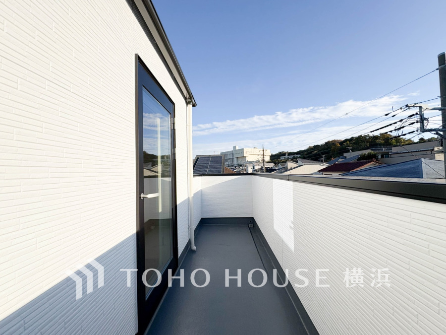 陽当たり良好な広々バルコニー。開放感あふれる空間で、ゆったりとくつろげます。