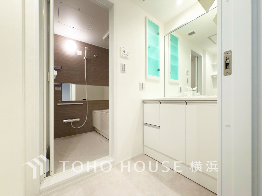 一日の始まりと終わりを心地よく演出し、多彩な機能が備えられたパウダールーム。心地よいリフレッシュ空間。清潔感ある洗面台は、身だしなみチェックや肌のお手入れに。